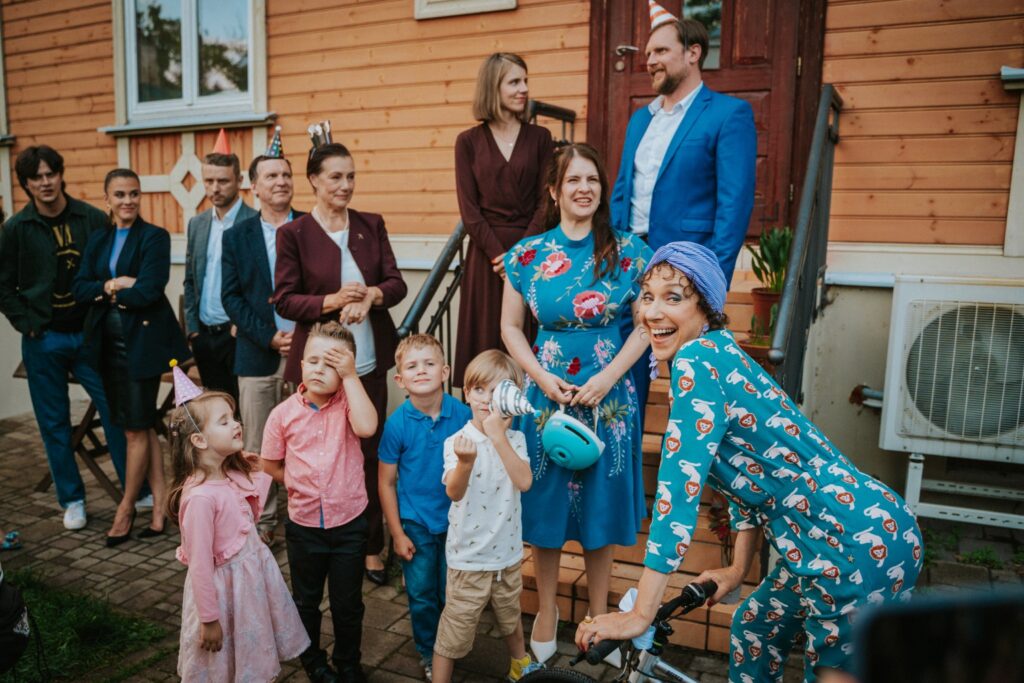 daudzi cilvēki ir ārpus mājas un kaut ko svin
