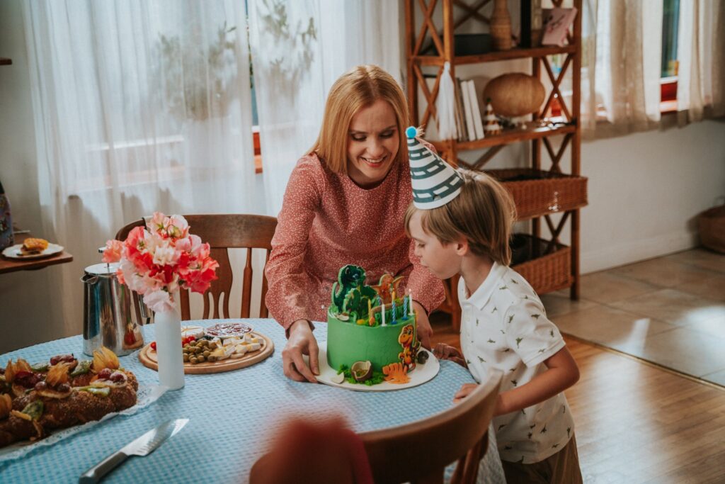Sieviete svin dzimšanas dienu kopā ar savu dēlu, košās krāsās