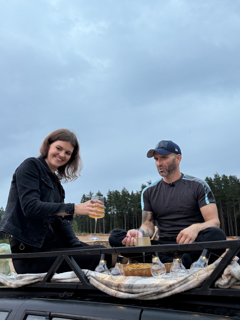 vīrietis un sieviete baudā pikniku dabā