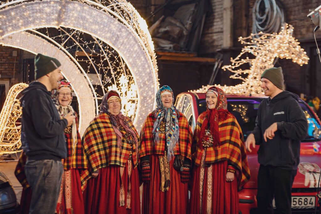 vecmāmiņas dzied uz skatuves
