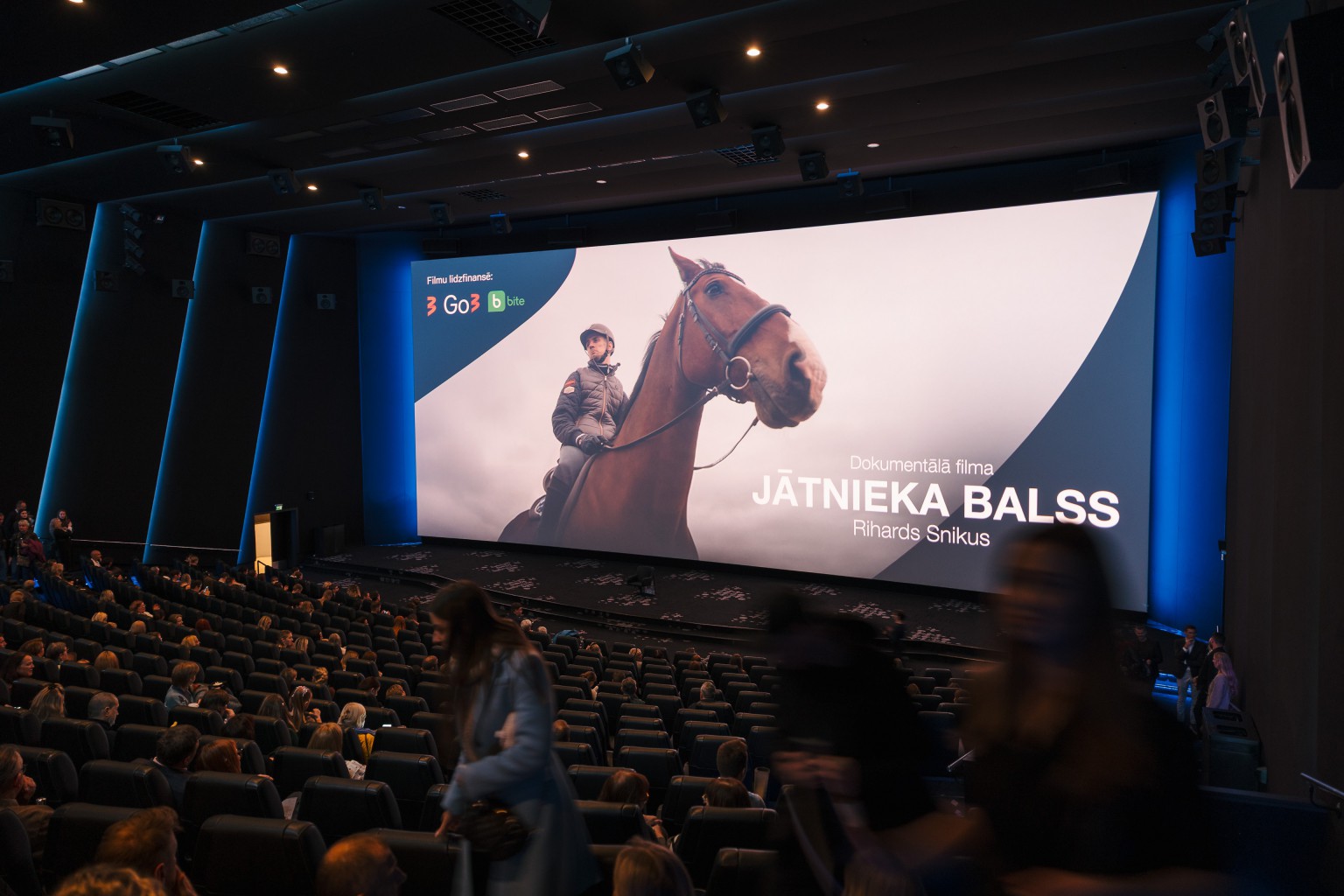 plakāts "vīrietis uz zirga" kinoteātrī