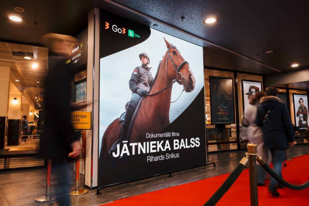 plakāts "vīrietis uz zirga" kinoteātrī
