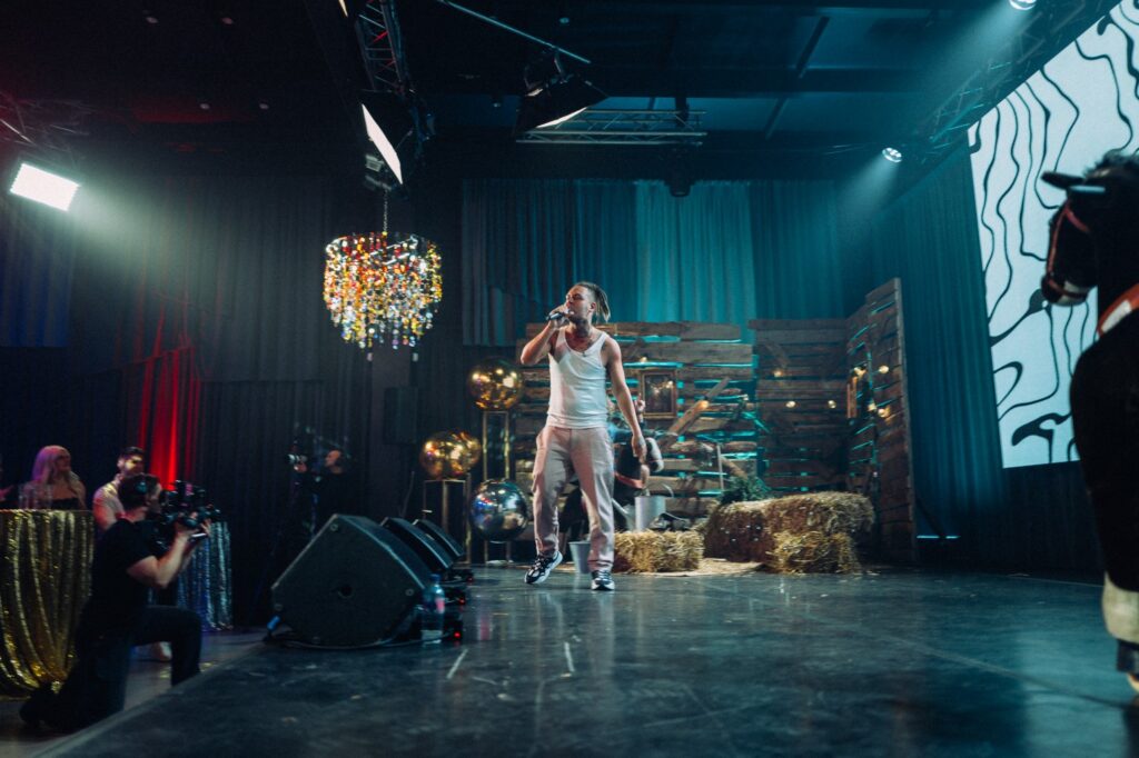 vīrietis repo uz skatuves
