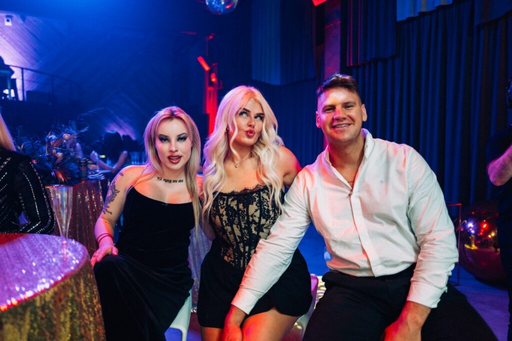 Divas blondas sievietes un viens vīrietis ballītē