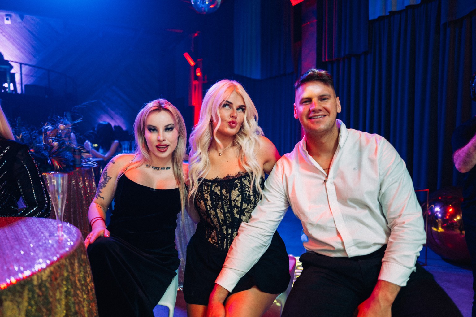 Divas blondas sievietes un viens vīrietis ballītē