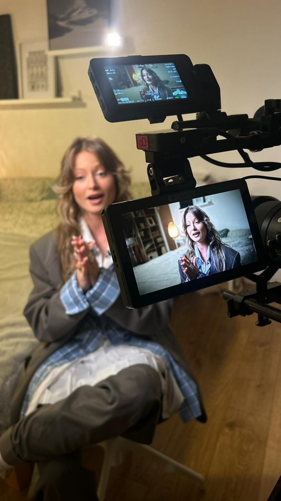 sieviete runā, un kamera ir redzama
