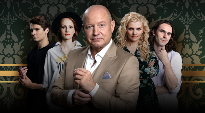 vīrieši un sievietes skatās uz ekrānu uz tumša fona