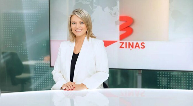 Sieviete no TV3 Ziņām sēž studijā