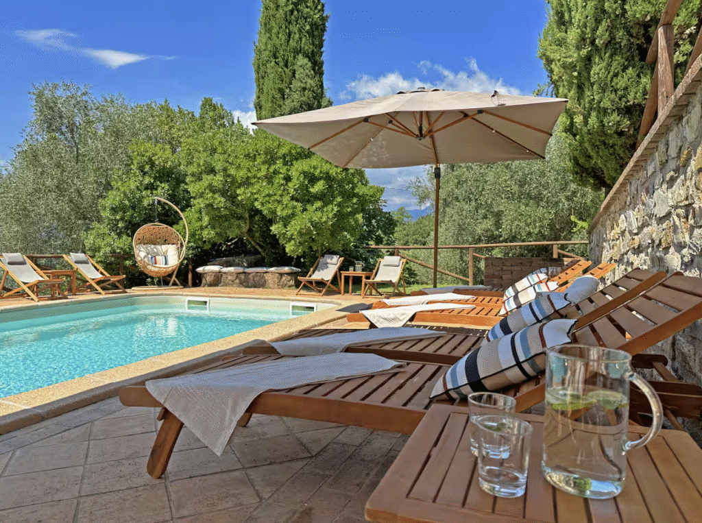 parādīts peldbaseins saulainā dienā