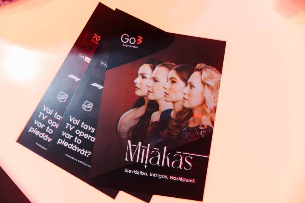 reklāmas kartītes, kurās attēlotas sievietes
