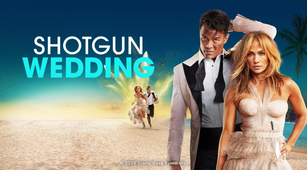 sieviete blakus vīrietim aiz viņām, viņas skrien pa smiltīm