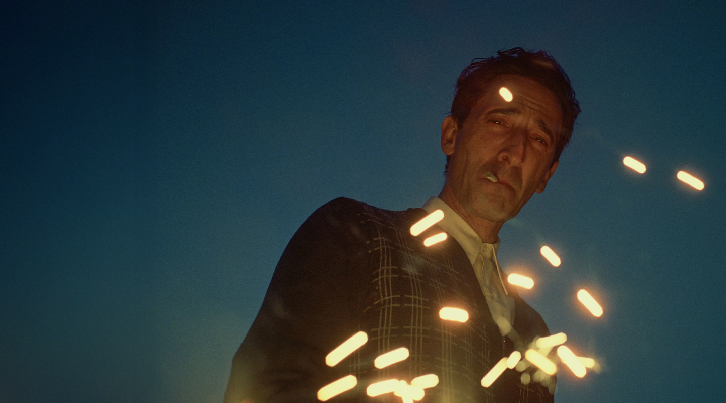 vīrietis skatās uz leju, un gaisma viņu šķērso