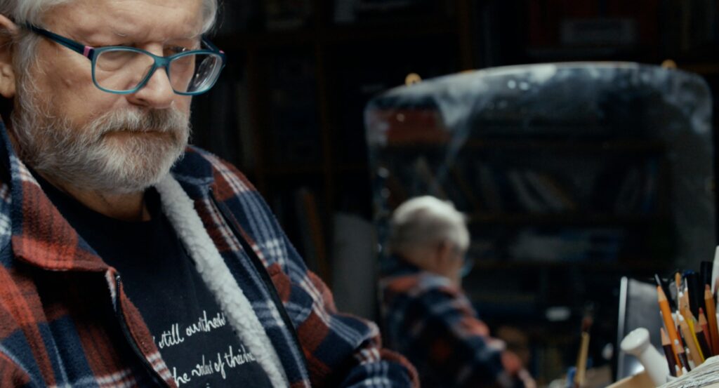 vīrietis skatās uz leju
