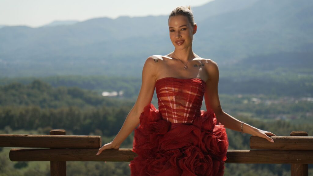 sieviete ar sarkanu kleitu
