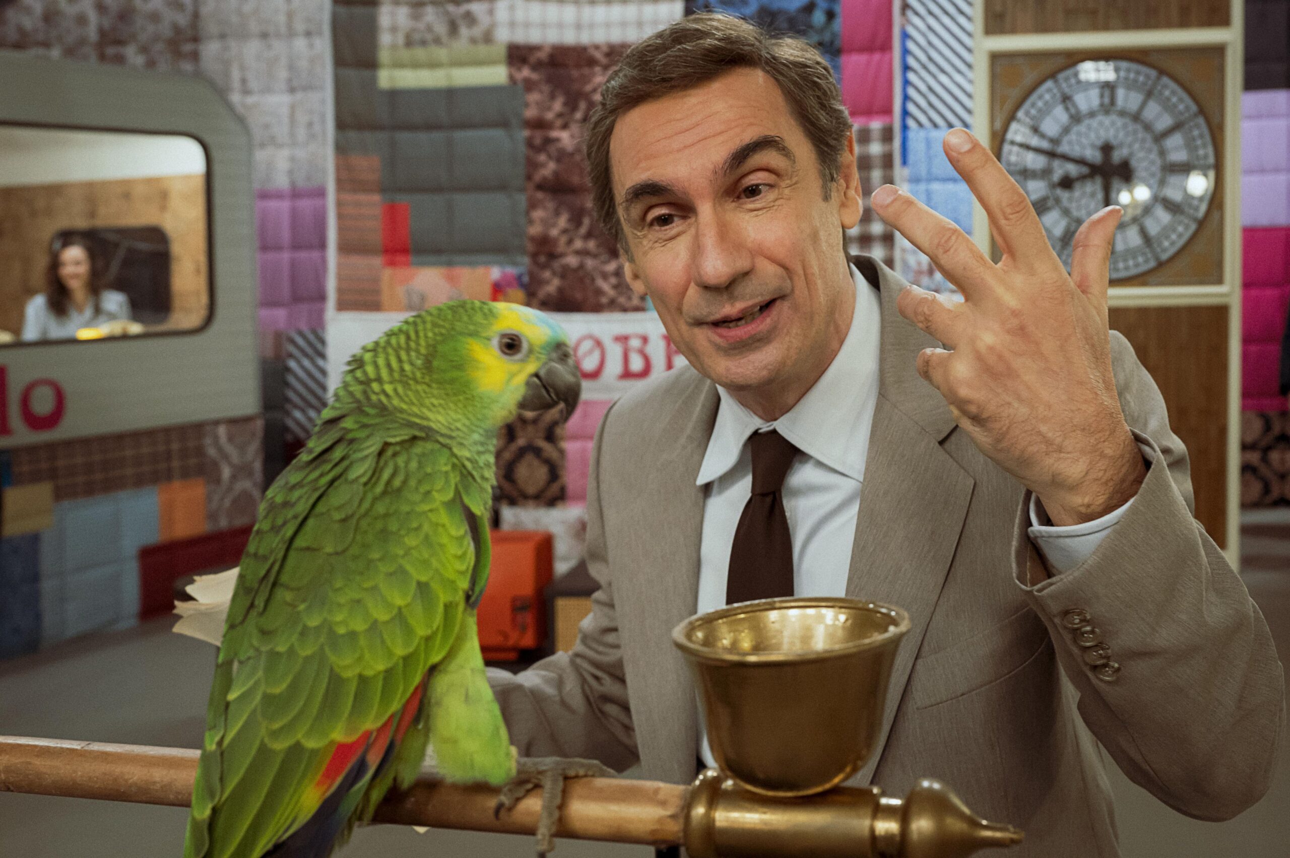 vīrietis ar papagaili