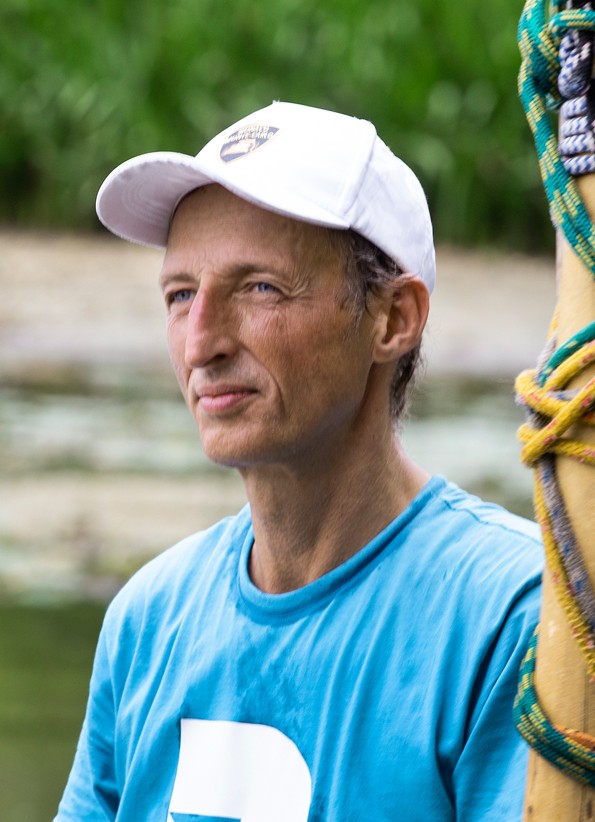 vīrietis ar baltu cepuri
