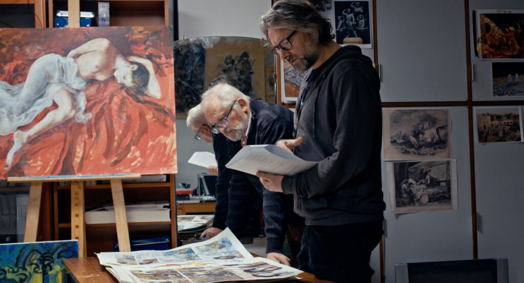 vīrietis skatās uz zīmējumiem