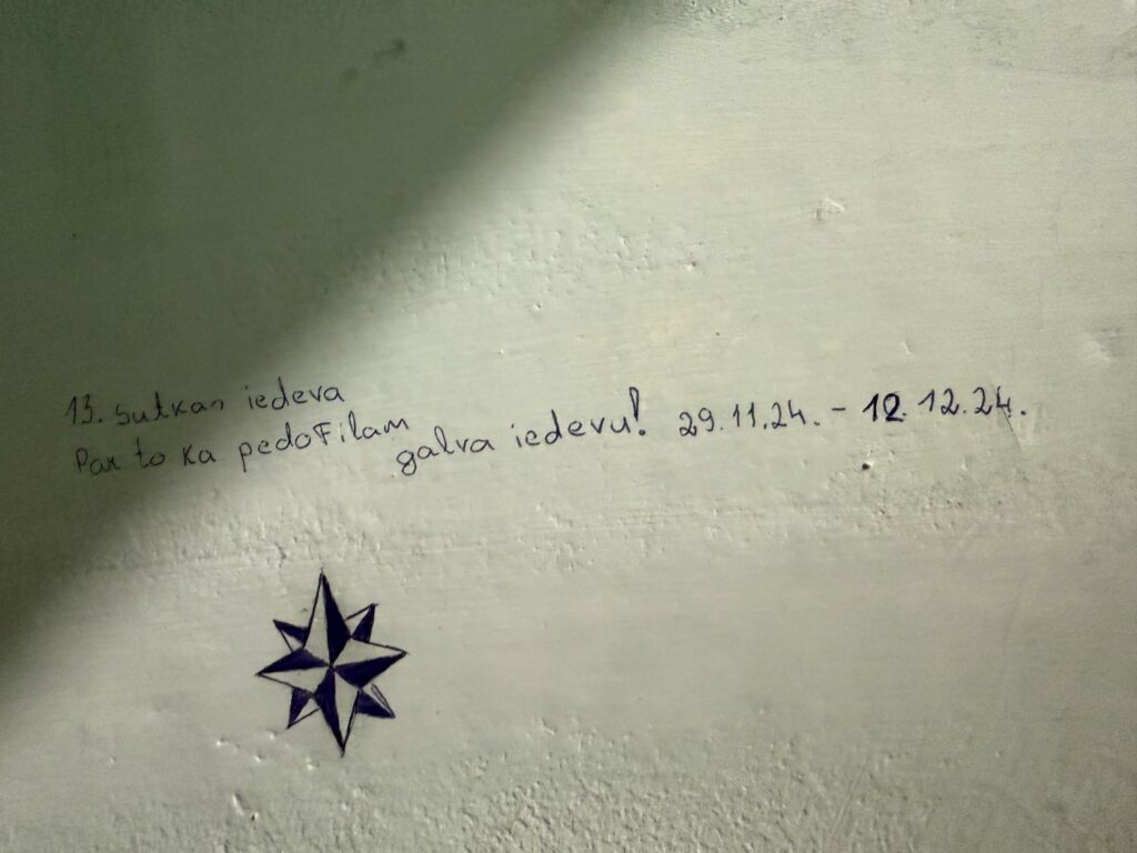 uzrakstīts uz sienas