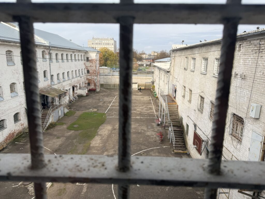 skatoties caur cietuma kameru