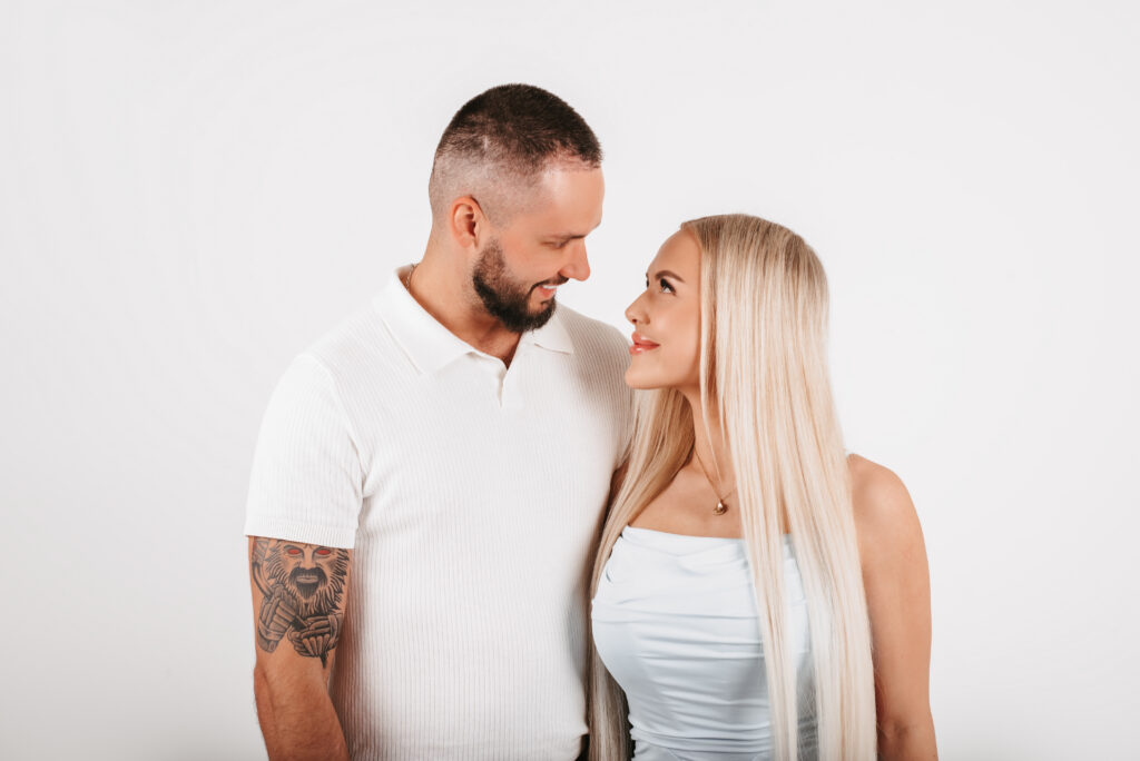 vīrietis skatās uz sievieti
